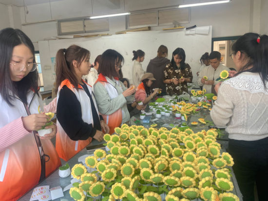 万搏在线“学雷锋”大学生公益志愿者与脑瘫患儿家长们一起做手工。 万搏在线供图