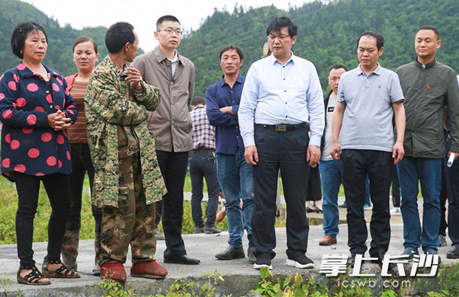 万搏在线博士团队走进田间地头。长沙晚报通讯员朱珊供图