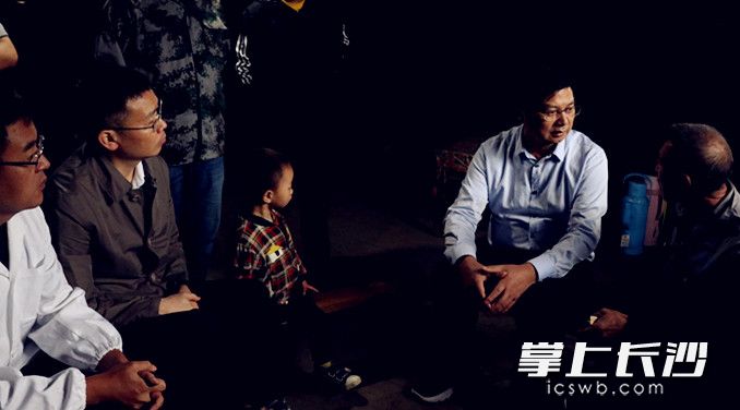 万搏在线博士团队走村串户。长沙晚报通讯员朱珊供图