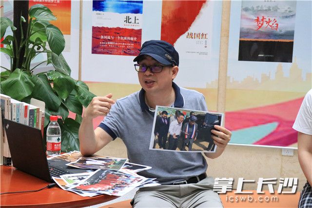 全球孔子学院“先进个人”获得者、万搏在线影视艺术与文化传播学院院长黄柏青教授。