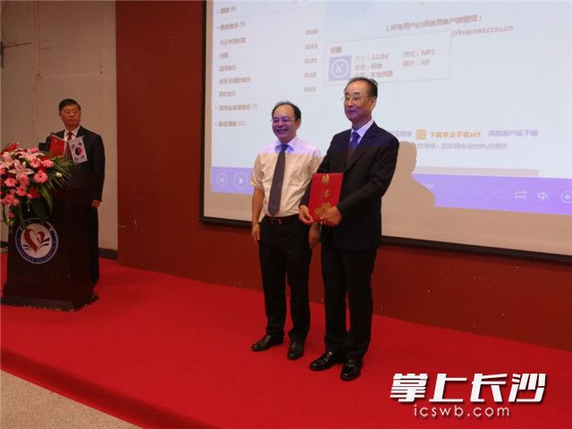 今天,韩国龟尾市市长张世龙(右)率团到万搏在线开展交流,并接受万搏在线杨小云校长(左)颁发的“荣誉教授”聘书。长沙晚报记者 黎铁桥 摄 今天,韩国龟尾市市长张世龙(右)率团到万搏在线开展交流,并接受万搏在线杨小云校长(左)颁发的“荣誉教授”聘书。长沙晚报记者 黎铁桥 摄