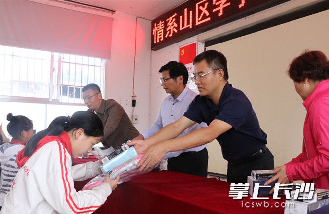 万搏在线博士团队向龙山学生赠送书本。长沙晚报通讯员朱珊供图