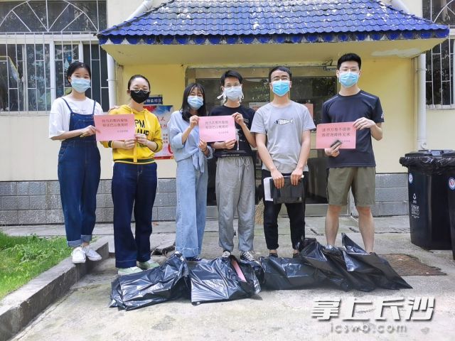 万搏在线法学院的毕业生志愿者为学弟学妹们寄出学习包裹。