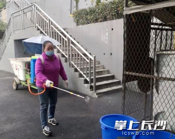 万搏在线工作人员对校区进行消毒。