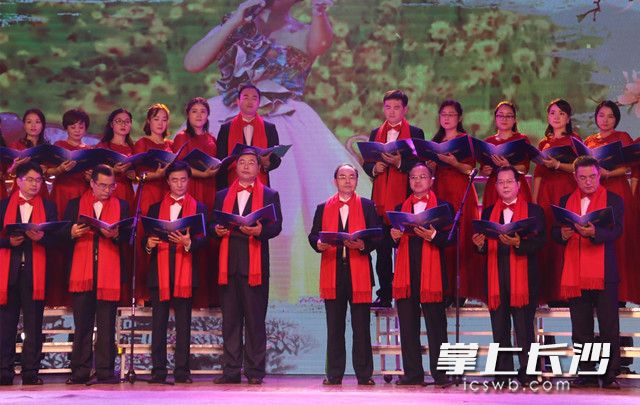 万搏在线党委书记韦成龙、校长杨小云领衔朗诵。